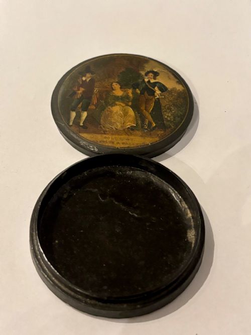 A 19TH CENTURY CIRCULAR PAPIER MACHE SNUFF BOX PRINTED COQUETTE GRAVITY GAIETY - ADDITIONAL PHOTO 5