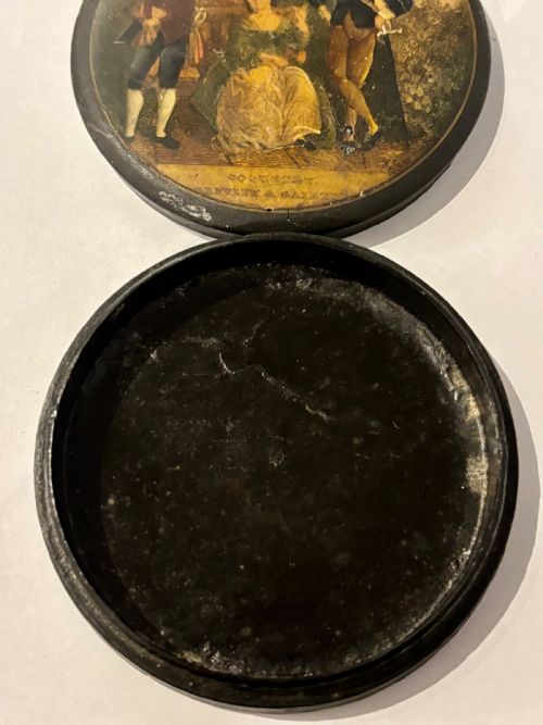 A 19TH CENTURY CIRCULAR PAPIER MACHE SNUFF BOX PRINTED COQUETTE GRAVITY GAIETY - ADDITIONAL PHOTO 6