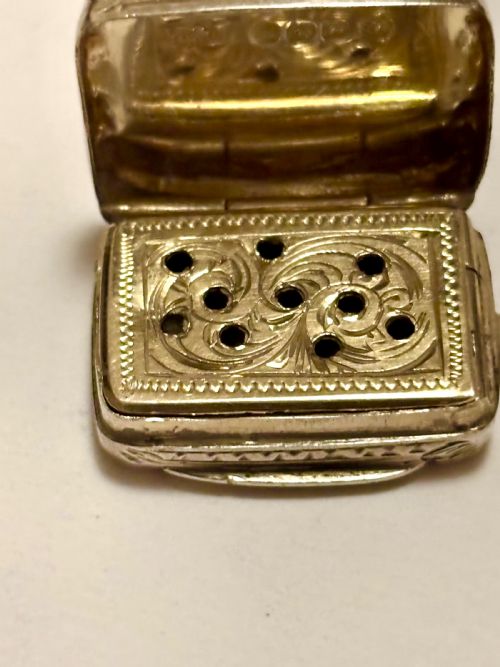 SILVER GILT VICTORIAN VINAIGRETTE BIRMINGHAM 1882 HILLIARD THOMASON - ADDITIONAL PHOTO 4