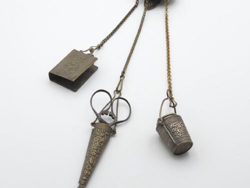 VICTORIAN 19TH CENTURY GILT METAL CHATELAIN FLOWERS FOLIAGE THIMBLE SCISSORS - ADDITIONAL PHOTO 4