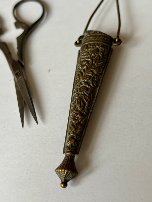 VICTORIAN 19TH CENTURY GILT METAL CHATELAIN FLOWERS FOLIAGE THIMBLE SCISSORS - ADDITIONAL PHOTO 6