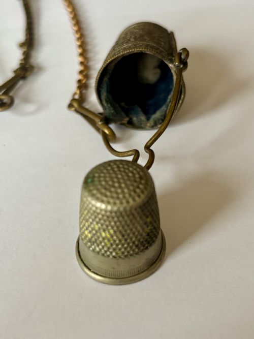 VICTORIAN 19TH CENTURY GILT METAL CHATELAIN FLOWERS FOLIAGE THIMBLE SCISSORS - ADDITIONAL PHOTO 7