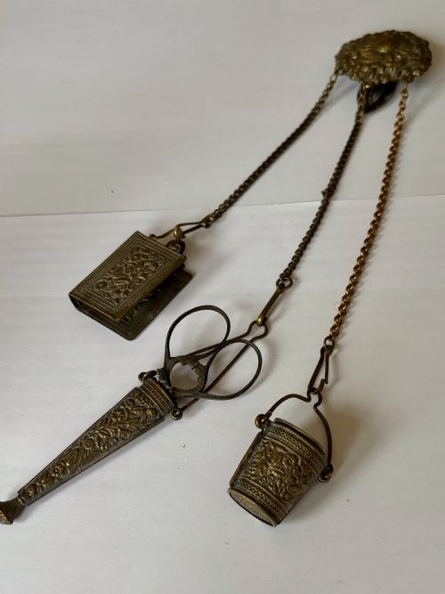 VICTORIAN 19TH CENTURY GILT METAL CHATELAIN FLOWERS FOLIAGE THIMBLE SCISSORS - ADDITIONAL PHOTO 9
