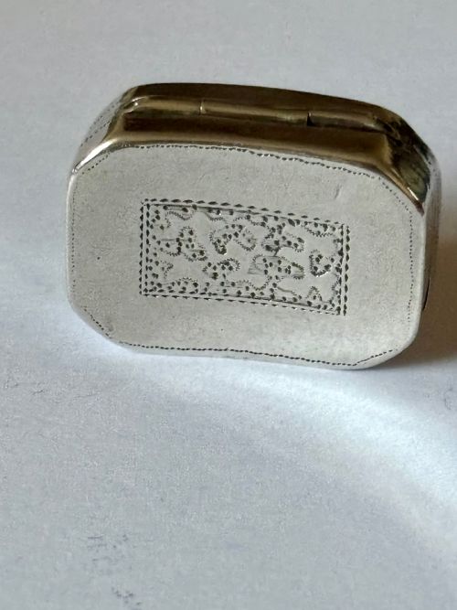 GEORGE III CURVED SILVER GILT VINAIGRETTE BIRMINGHAM 1790 SAMUEL PEMBERTON - ADDITIONAL PHOTO 2