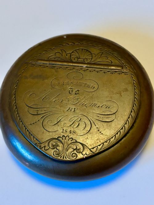 AN EARLY VICTORIAN BRONZE METAL PRESENTATION TABLE SNUFF BOX DATED 1848 144G - ADDITIONAL PHOTO 7