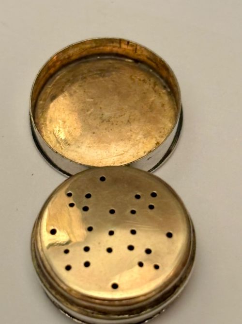 GEORGE III SILVER GILT VINAIGRETTE SMALL WITH LIFT OFF LID GRILLE WITH SPONGE - ADDITIONAL PHOTO 6