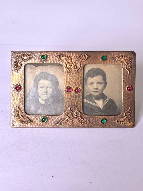 ANTIQUE ARTS CRAFTS HAMMERED GILT METAL BRASS DOUBLE PHOTO PICTURE FRAME - ADDITIONAL PHOTO 1