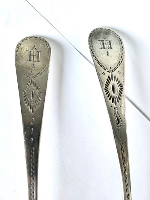 PAIR OF GEORGE III BRIGHTCUT SILVER TABLESPOONS RICHARD FERRIS EXETER 1798 - ADDITIONAL PHOTO 1