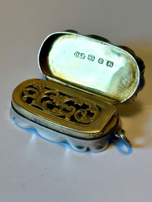 fig 1. Victorian Silver Gilt Vinaigrette Bham 1897 Deakin Francis Diamond Jubilee Year