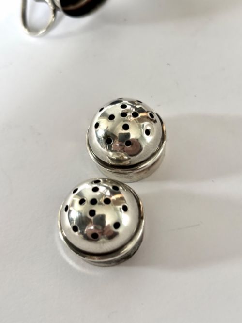 PAIR OF NOVELTY SILVER PEPPERETTES FLOUR SHAKERS 1913 WILFRED CHIDLAW GRIFFITHS - ADDITIONAL PHOTO 3
