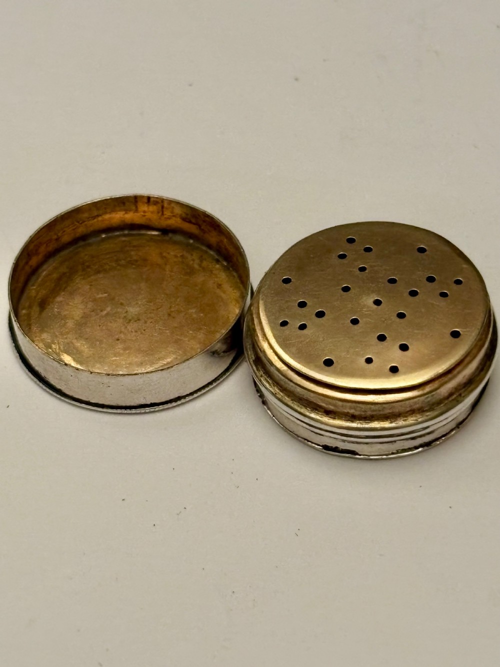 George III Silver Gilt Vinaigrette Small With Lift Off Lid & Grille with Sponge View IV