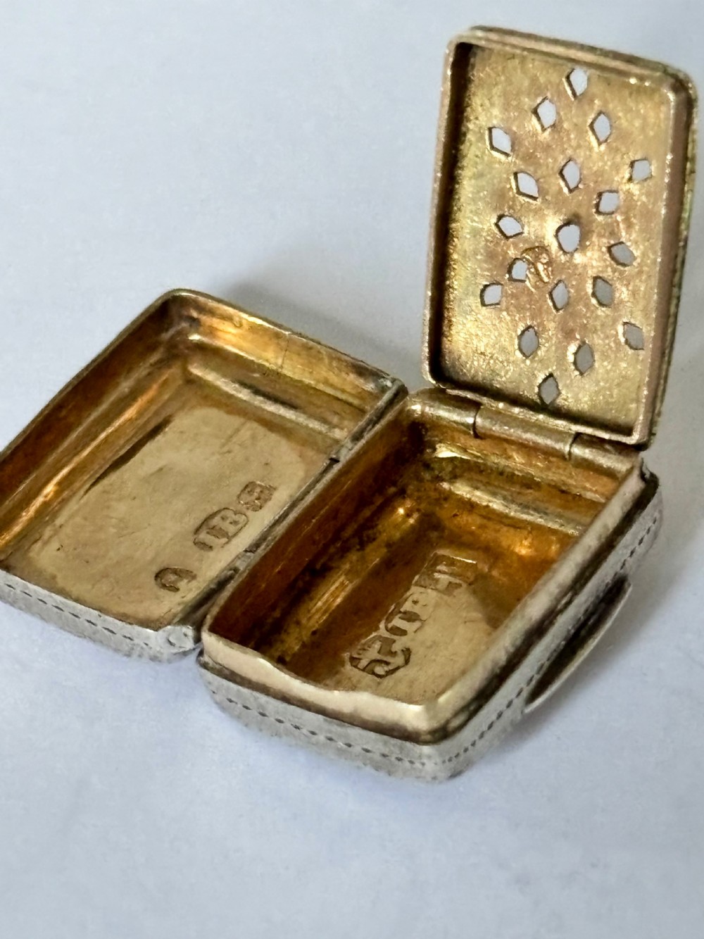A rectangular George IV sterling silver vinaigrette with engine-turned geometric engraving and a blank central cartouche. View III