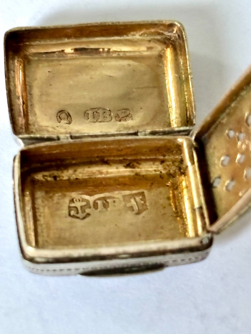 A rectangular George IV sterling silver vinaigrette with engine-turned geometric engraving and a blank central cartouche. View IV