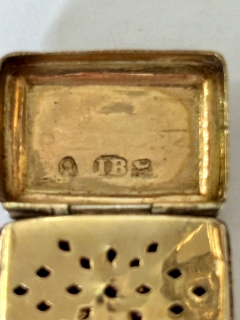 A rectangular George IV sterling silver vinaigrette with engine-turned geometric engraving and a blank central cartouche. View V