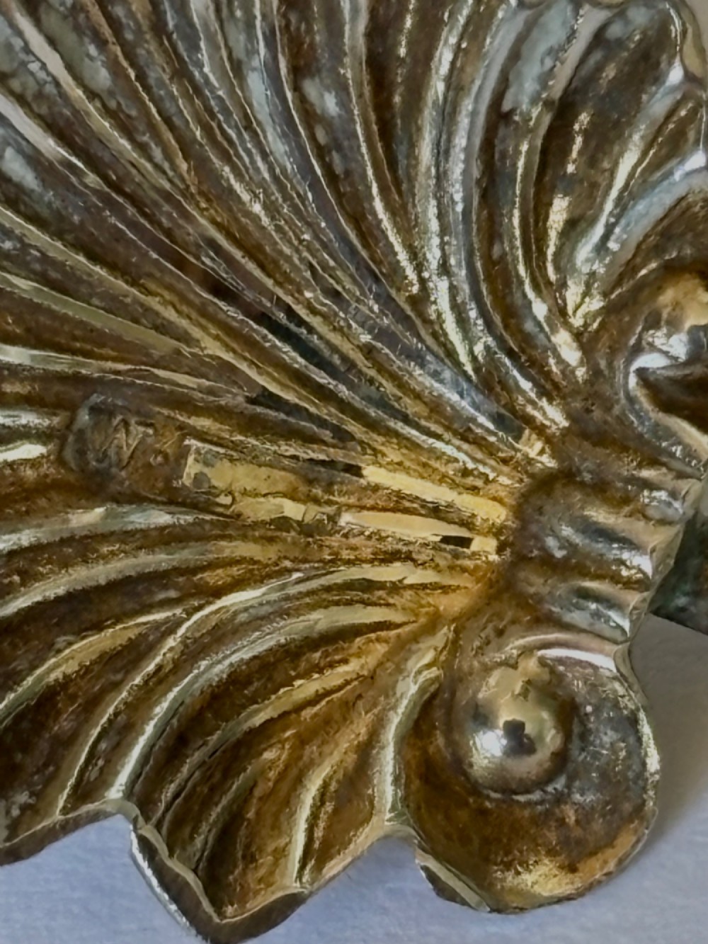 An open fitted presentation case containing two shell-shaped silver salt cellars with gilded interiors and two matching shell-bowl spoons. View VI