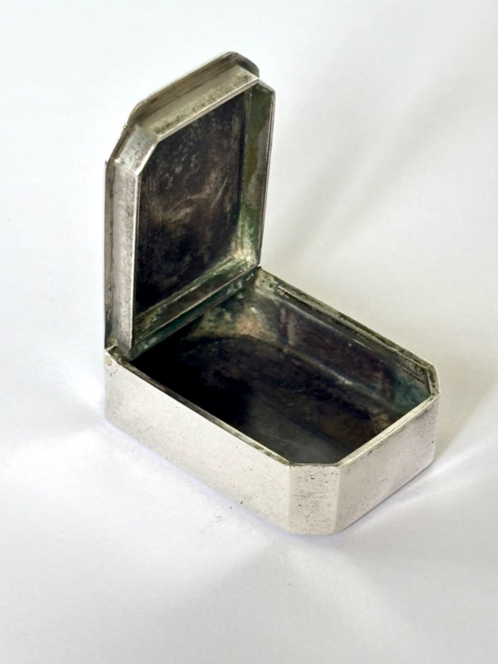 An 18th-century Georgian sterling silver pocket snuff box featuring canted corners and a flush integrated hinge. View VI