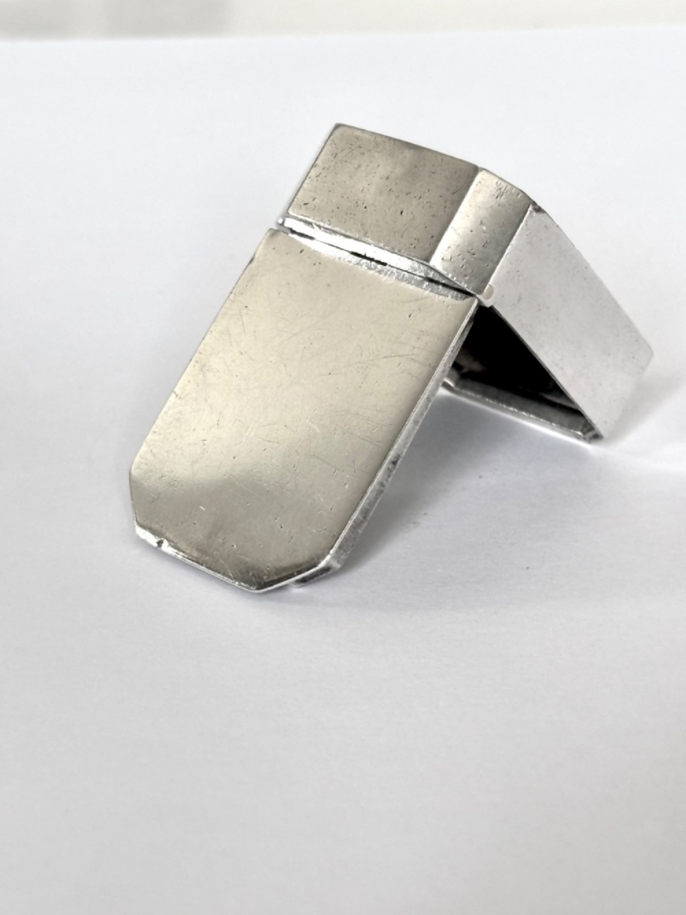 An 18th-century Georgian sterling silver pocket snuff box featuring canted corners and a flush integrated hinge. View X