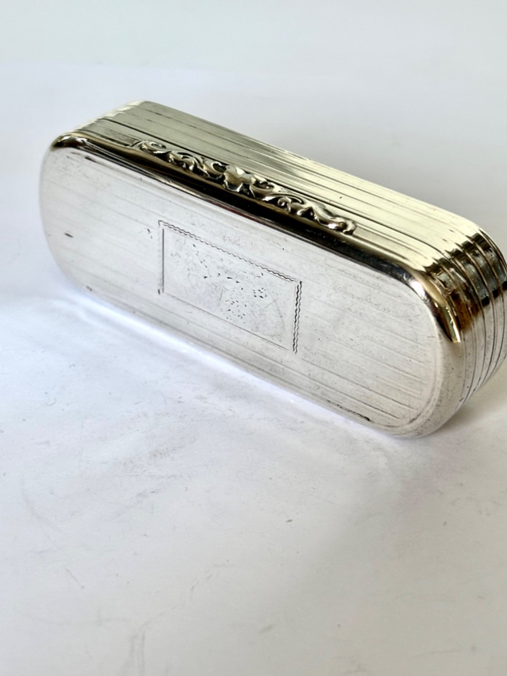 A Victorian silver gilt rectangular snuff box featuring engine-turned reeded decoration and a central rectangular cartouche on the lid. View VII