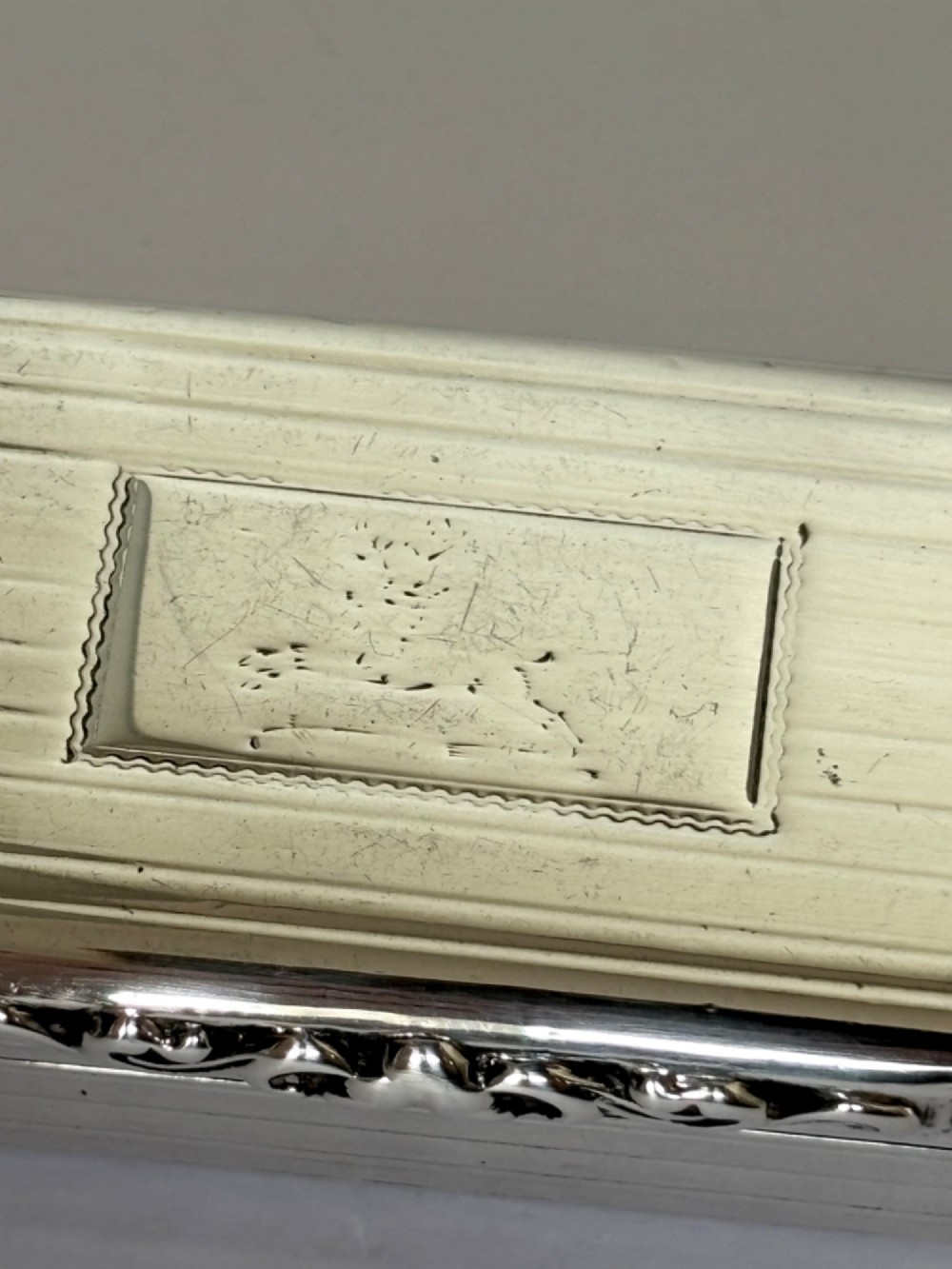 A Victorian silver gilt rectangular snuff box featuring engine-turned reeded decoration and a central rectangular cartouche on the lid. View X
