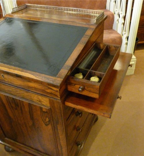 fig 1. A FINE QUALITY ROSEWOOD DAVENPORT