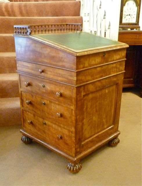 fig 2. A TRULY SUPERB DAVENPORT by GILLOWS!