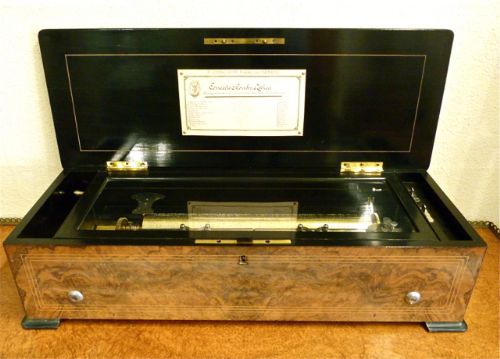 A Large Melodious 12-Tune Swiss Music Box