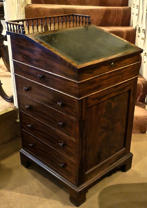 Gillows of Lancaster: Fine Sliding-top Davenport