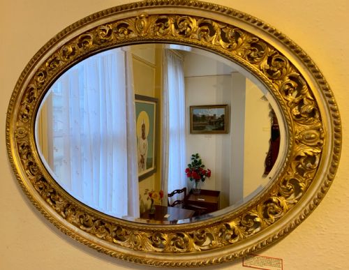 Pretty Oval Wall Mirror