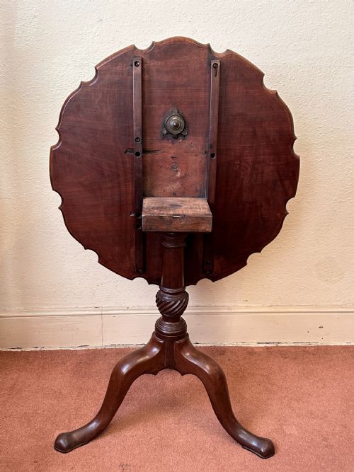 MID19TH CENTURY TILTTOP MAHOGANY OCCASIONAL TABLE WITH SCALLOPED EDGE - ADDITIONAL PHOTO 6