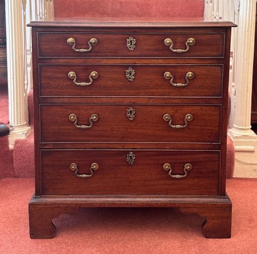 Late 18th Century Mahogany Batchelors Chest of Four Graduating Drawers