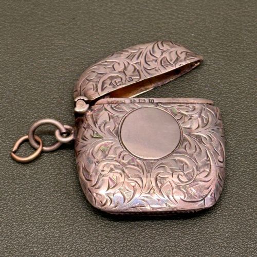 Hallmarked Silver Vesta Case with Engraved Acanthus Scroll Decoration