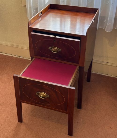 REGENCY PERIOD MAHOGANY BEDSIDE CABINET WITH A PULLOUT STEP