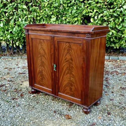 GILLOWS A FINE MAHOGANY SIDE CABINET