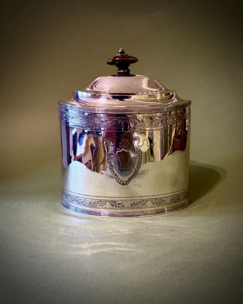 A FINE GEORGE III SILVER TEA CADDY