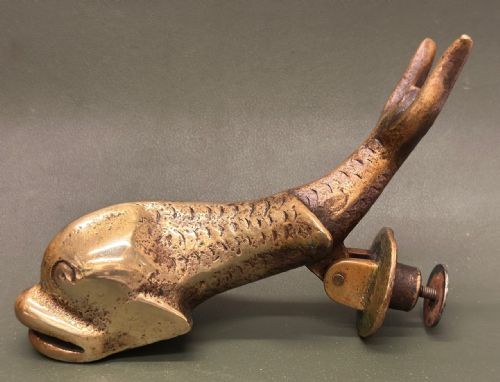 19TH CENTURY BRASS DOOR KNOCKER IN THE FORM OF A DOLPHIN - ADDITIONAL PHOTO 3