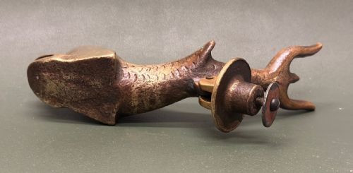 19TH CENTURY BRASS DOOR KNOCKER IN THE FORM OF A DOLPHIN - ADDITIONAL PHOTO 5