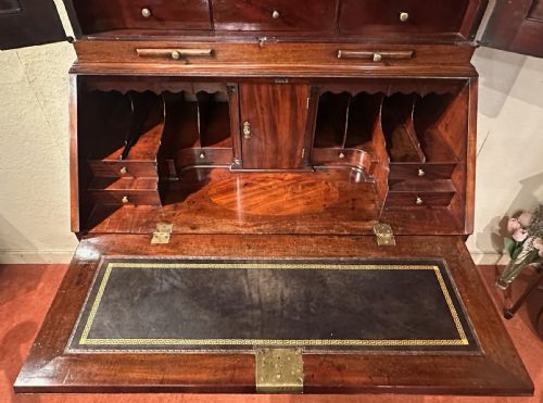 AN EXCEPTIONAL 18TH CENTURY GEORGE II BUREAU BOOKCASE - ADDITIONAL PHOTO 3