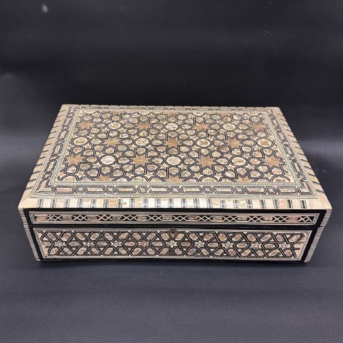 A Superb Late 19th Century Indian Mother-of-pearl Inlaid Jewellery Box
