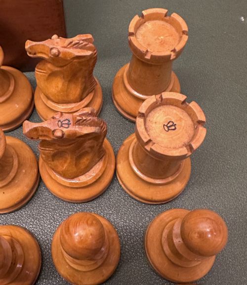 BOXWOOD AND EBONISED STAUNTON PATTERN CHESS SET - ADDITIONAL PHOTO 6