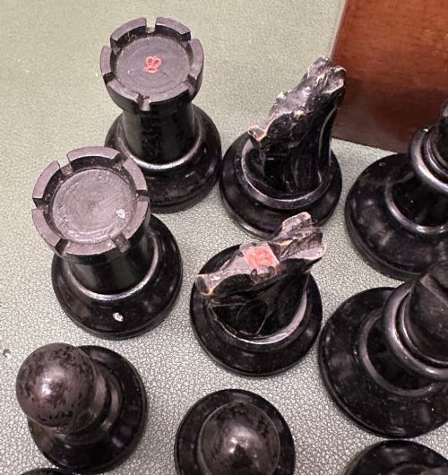 BOXWOOD AND EBONISED STAUNTON PATTERN CHESS SET - ADDITIONAL PHOTO 7