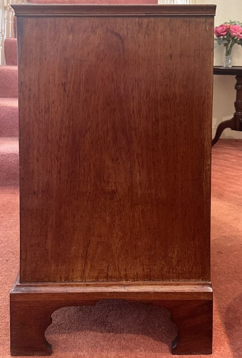 GEORGE III MAHOGANY BATCHELORS CHEST WITH BRUSHING SLIDE - ADDITIONAL PHOTO 8