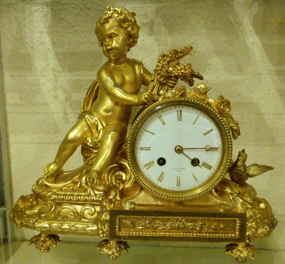 A PRETTY FRENCH ORMOLU MANTLE CLOCK