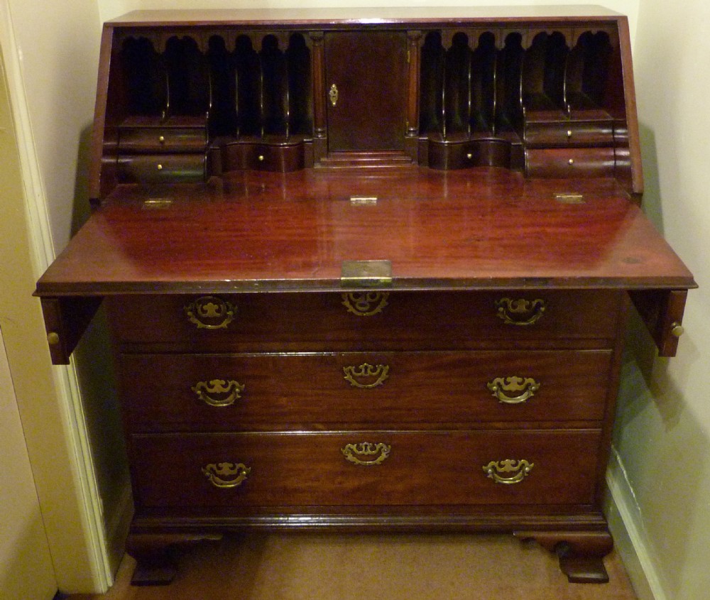 A VERY GOOD MID-18thCentury MAHOGANY BUREAU