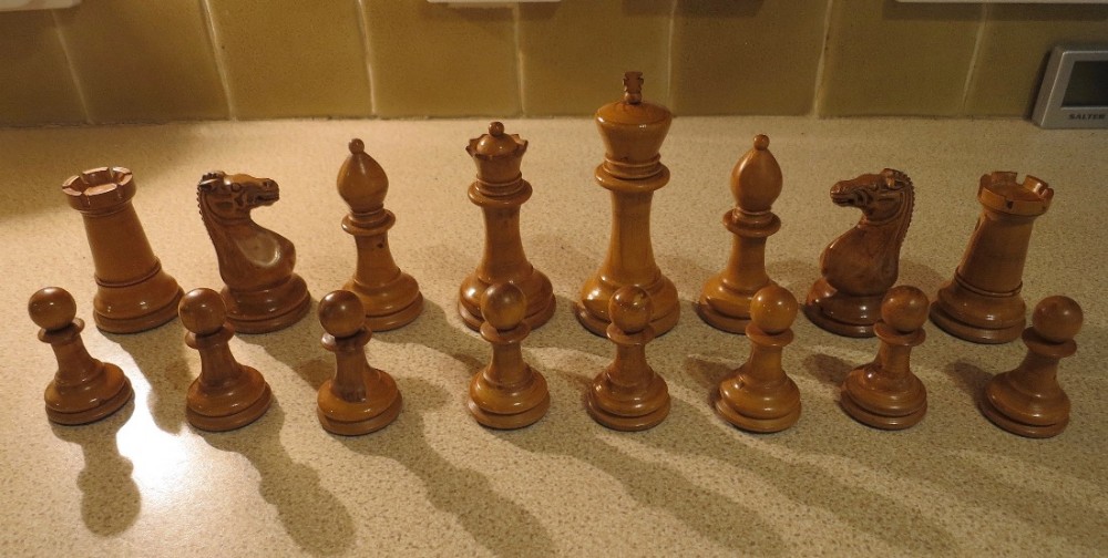 LARGE TOURNAMENT SIZE ENGLISH CHESS SET