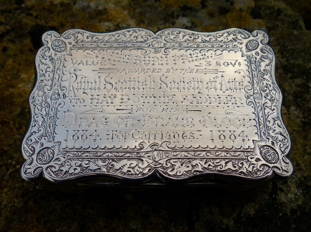 GOOD ENGRAVED SILVER TABLE SNUFF BOX