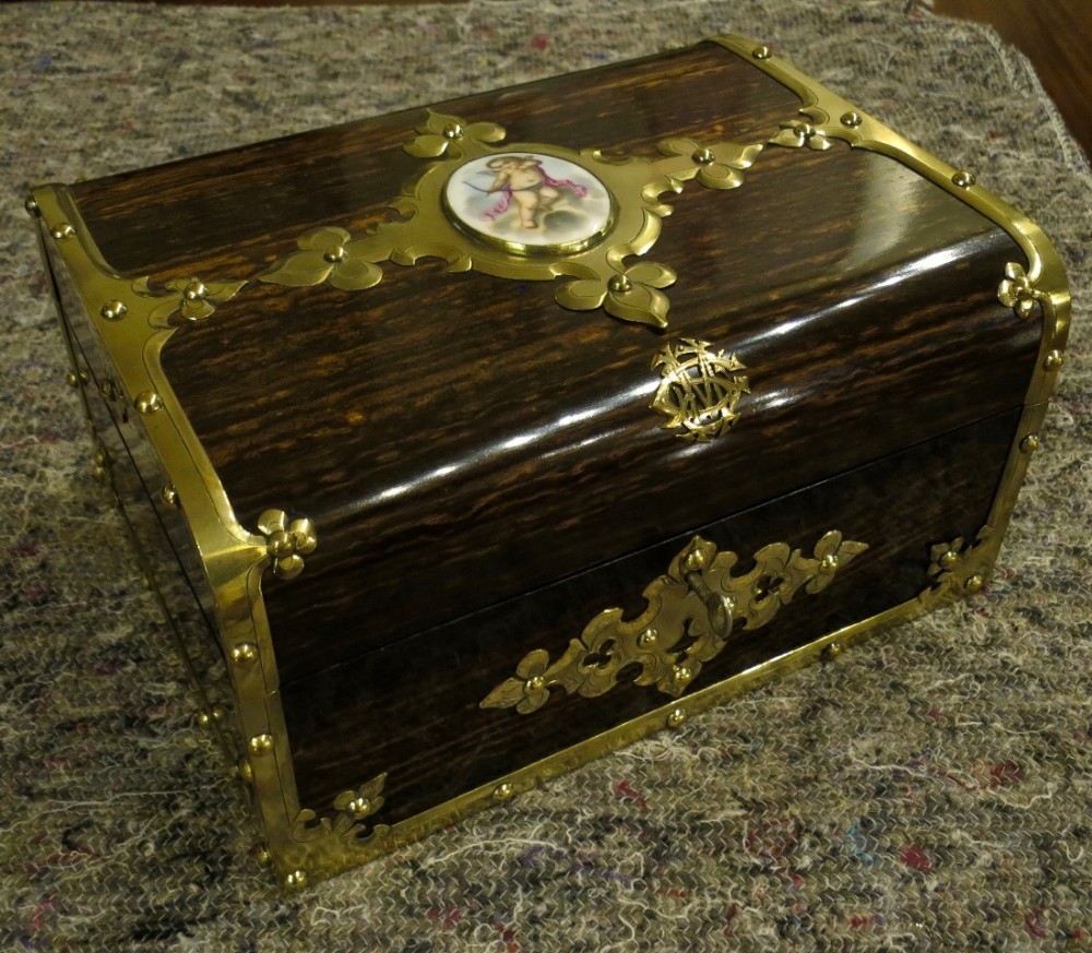 A FINE VICTORIAN FITTED JEWELLERY BOX