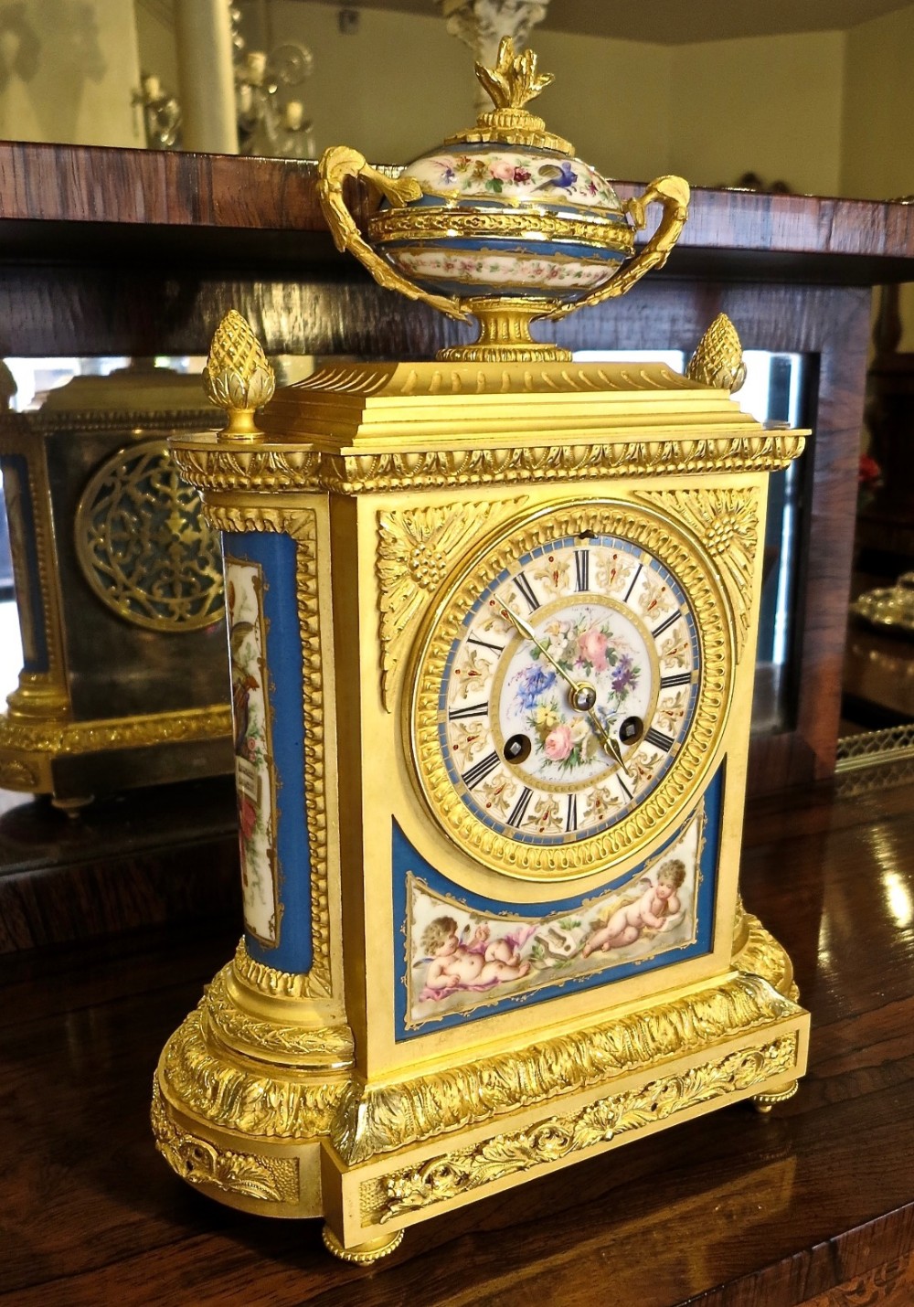 FRENCH PORCELAIN-MOUNTED ORMOLU MANTLE CLOCK