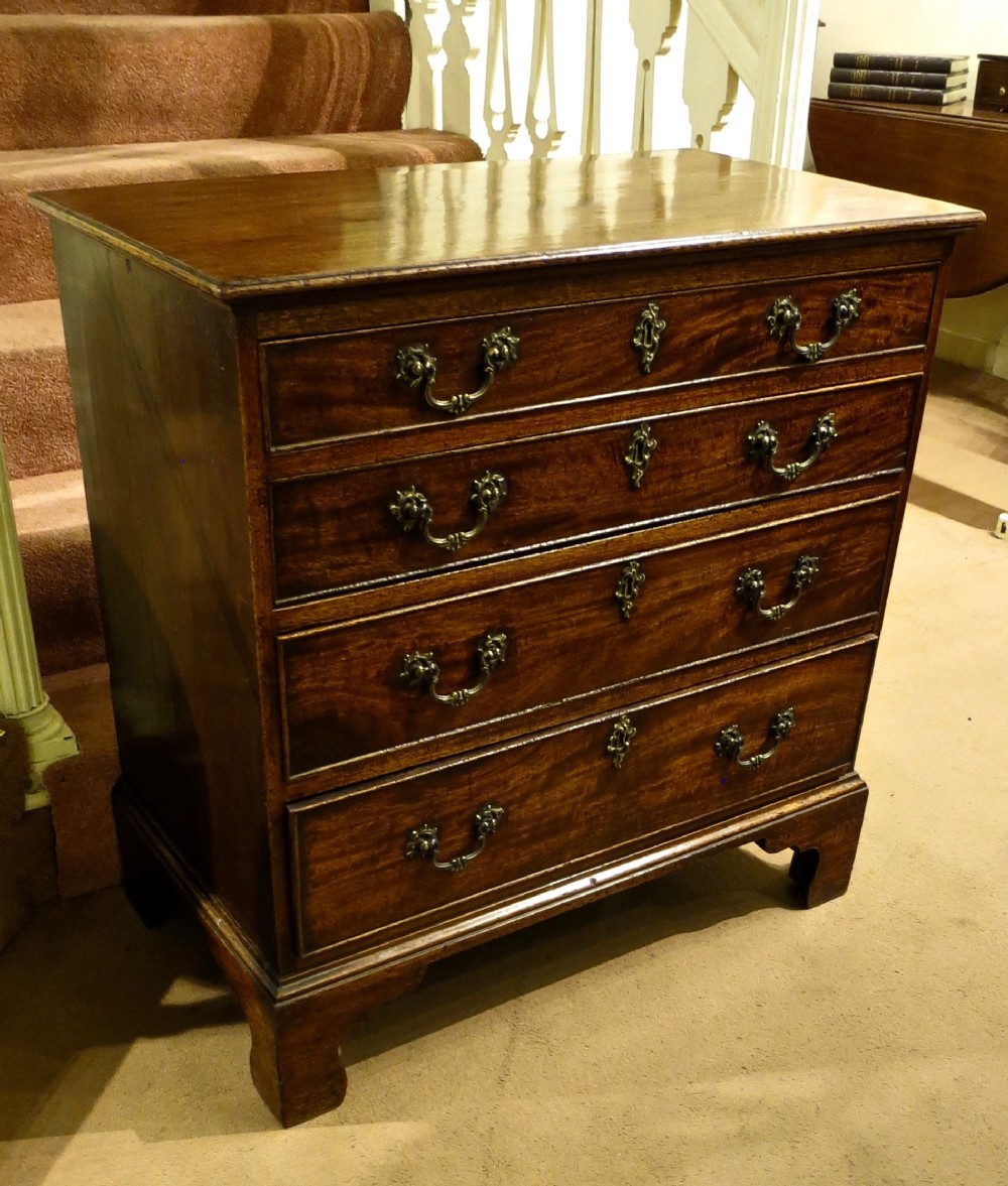 SMALL 18TH CENTURY MAHOGANY CHEST OF DRAWERS