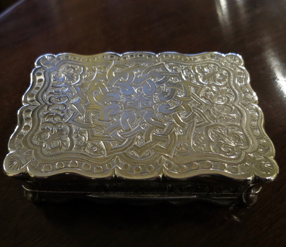 LARGE SILVER TABLE-TOP SNUFF BOX View III