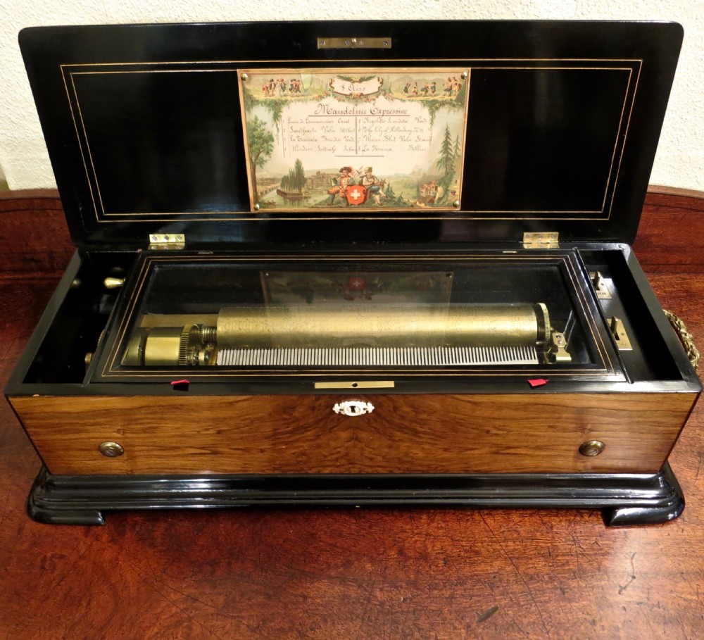 A FINE LARGE 8-TUNE MUSIC BOX